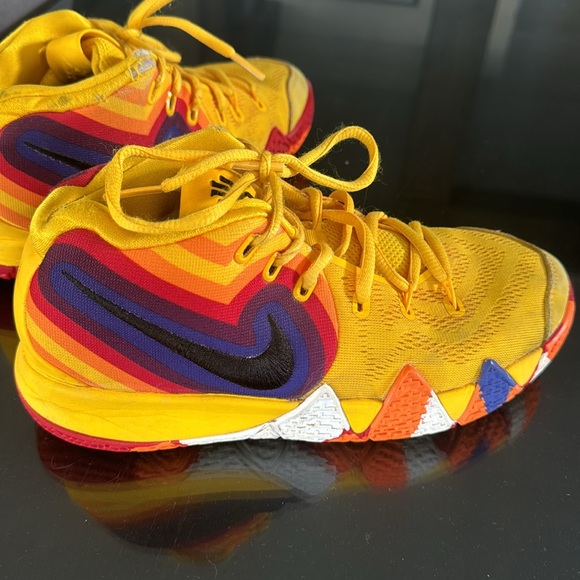 Nike Kyrie Kids Basketball Shoes - Picture 4 of 6